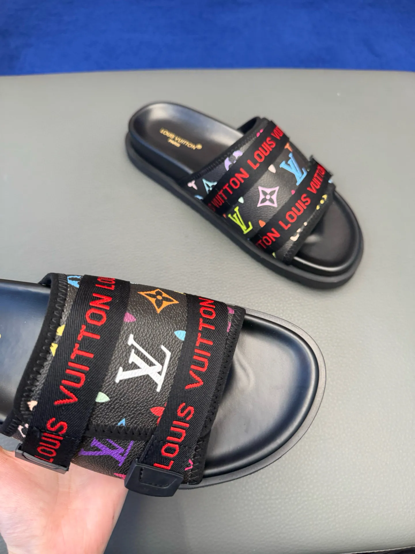 [L Home] P: 340💰Size: 38-45 Top purchasing lv men's summer slippers, classic presbyopia with soft real leather lining, unique color splicing effect, distinctive personality, fashionable and trendy essential style, light and comfortable. Lightweight and tough rubber insole, micro ridged foam outsole, super comfortable!